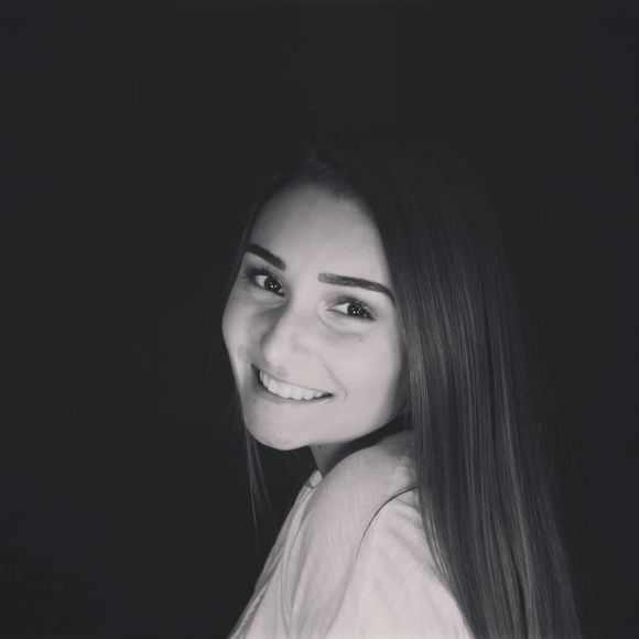 Meet your Posher, Becca - Picture 1 of 1